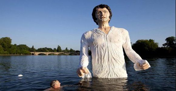  Colin Firth : une statue à son effigie dans un lac à Londres 