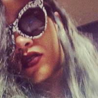 Rihanna  a les cheveux gris