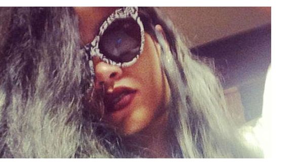 Rihanna  a les cheveux gris