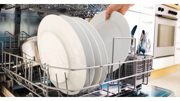 Le lave-vaisselle, un nid à bactéries, dangereux pour la santé ?