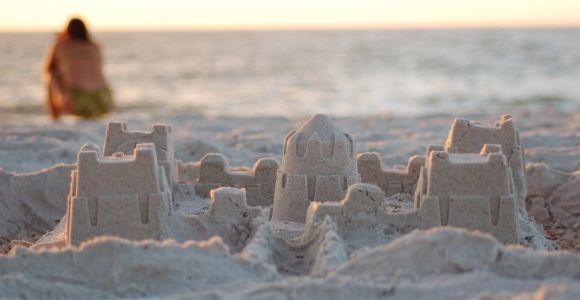 Naturisme, bronzette, châteaux de sable : que font les vacanciers à la plage ?