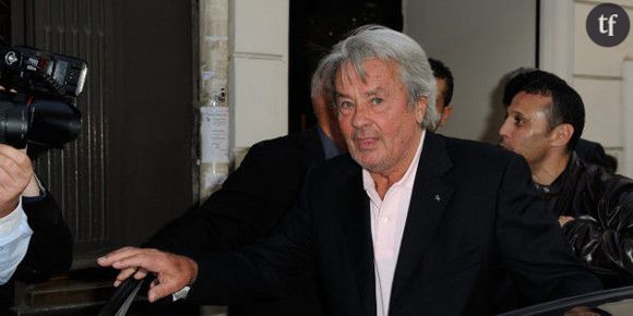 Sexisme : Alain Delon regrette que "les femmes soient devenues des hommes"