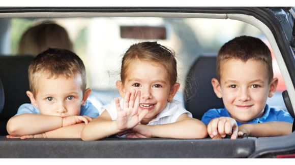 Départ en vacances : 5 accessoires indispensables pour un trajet en voiture