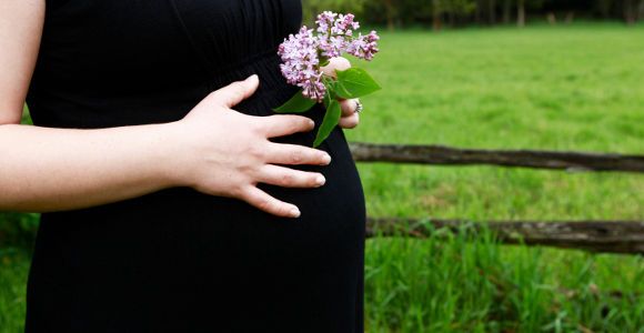 Grossesse : l’homéopathie et les plantes médicinales peuvent être dangereuses