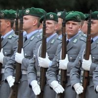 Pourquoi les soldats allemands ont le sein gauche qui pousse ?