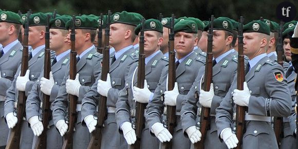 Pourquoi les soldats allemands ont le sein gauche qui pousse ?