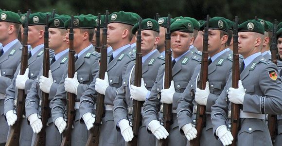 Pourquoi les soldats allemands ont le sein gauche qui pousse ?