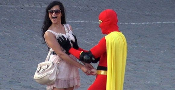 Boobsman : le super-(pervers)-héros qui tâte les seins contre le cancer  – vidéo