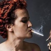 Femen Tunisie : Amina pose seins nus avec cigarette et cocktail Molotov - photo