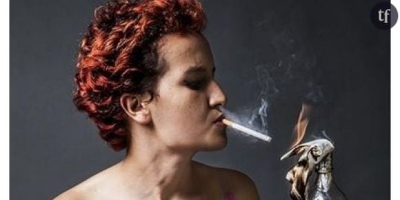 Femen Tunisie : Amina pose seins nus avec cigarette et cocktail Molotov - photo