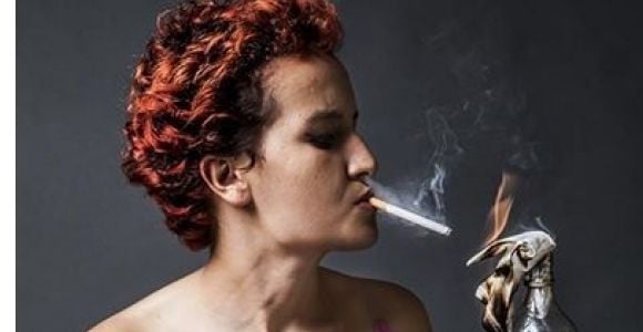 Femen Tunisie : Amina pose seins nus avec cigarette et cocktail Molotov - photo