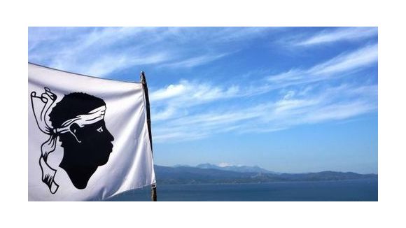 Corse : une touriste tombe d'une falaise en posant pour une photo