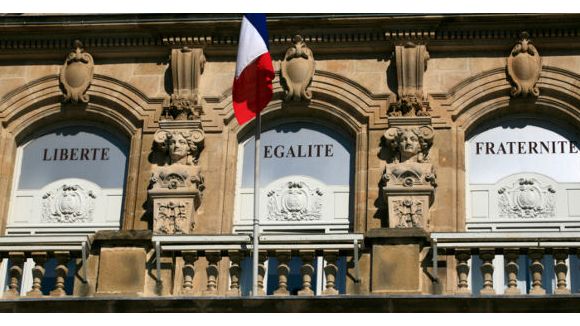 Mariage homosexuel : une maire d'extrême droite refuse d'unir deux femmes