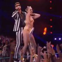 MTV VMA 2013 : Miley Cyrus trop sexy lors de son duo avec Robin Thicke ? Vidéo