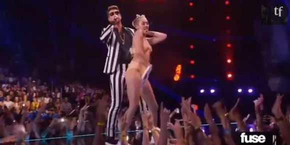 MTV VMA 2013 : Miley Cyrus trop sexy lors de son duo avec Robin Thicke ? Vidéo