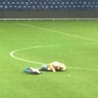 Un couple danois fait l’amour sur un terrain de foot après un match