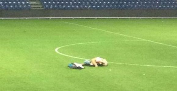 Un couple danois fait l’amour sur un terrain de foot après un match