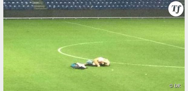 Un couple danois fait l’amour sur un terrain de foot après un match