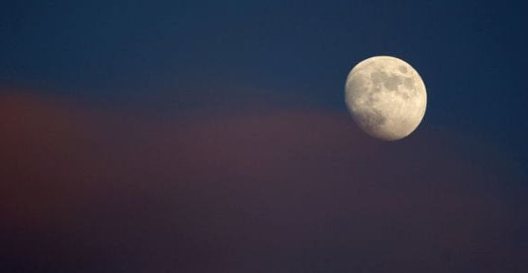 Découverte d’eau sur la surface de la lune