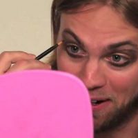 Quand les hommes testent le maquillage – vidéo