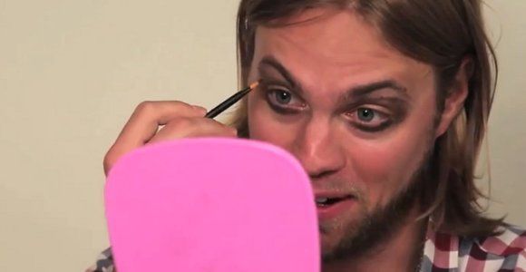 Quand les hommes testent le maquillage – vidéo