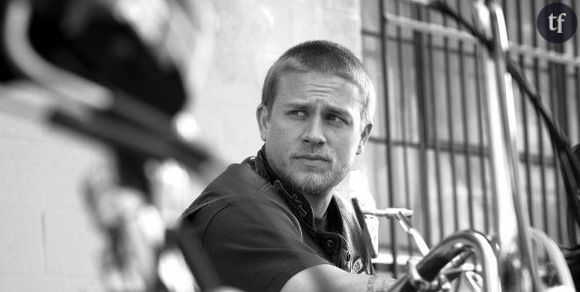 50 Shades of Grey : Charlie Hunnam n’a pas peur des scènes de sexe avec Dakota Jonhson