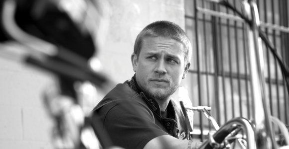 50 Shades of Grey : Charlie Hunnam n’a pas peur des scènes de sexe avec Dakota Jonhson