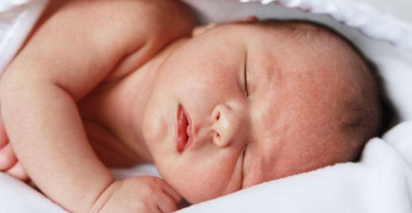 Un homme accouche d'un bébé : le 1er Européen sans mère est né
