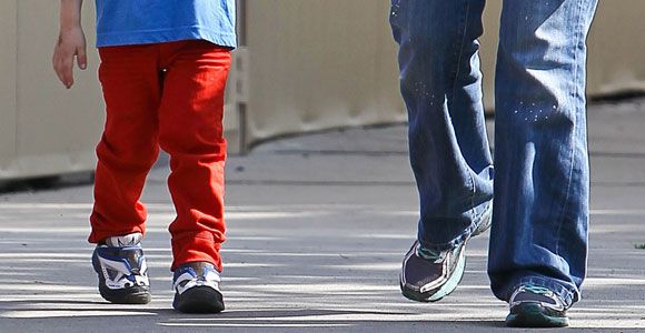 Une nounou récupère le mauvais enfant en sortant d'une école de Colombes