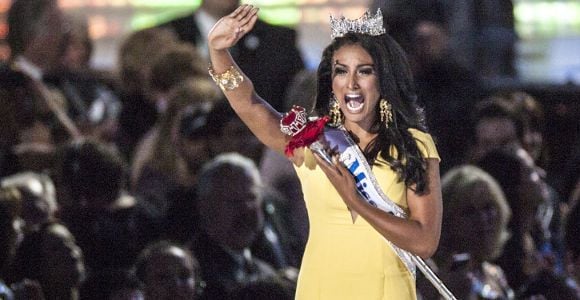 Miss America 2014 : Nina Davuluri réagit avec le sourire aux critiques racistes