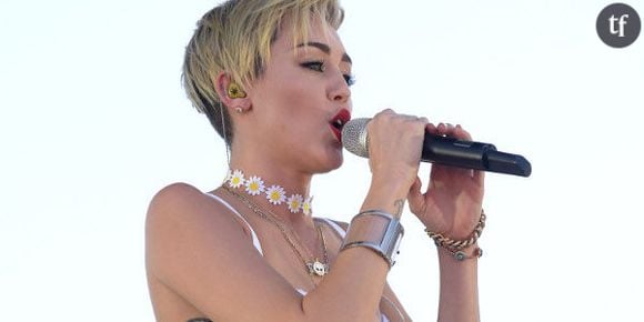 Miley Cyrus à demi nue et en larmes : l'ex-Disney girl au bord du craquage ? - vidéo