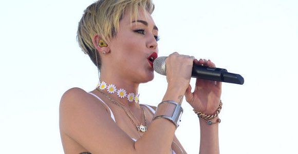 Miley Cyrus à demi nue et en larmes : l'ex-Disney girl au bord du craquage ? - vidéo