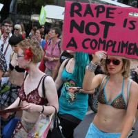 Slutwalk 2013 : marche contre le viol et la culpabilisation des victimes - vidéo