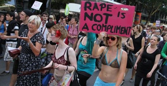 Slutwalk 2013 : marche contre le viol et la culpabilisation des victimes - vidéo