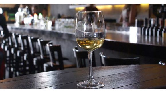 Comment être sûr d’être le premier servi au bar ? 