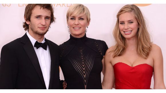 Robert Pattinson en couple avec Dylan Penn, la fille de Sean ?