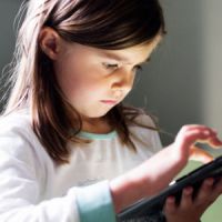 Smartphone, télé, tablette : à quel âge les laisser à nos enfants ?