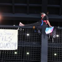 Après la grue, le père en colère monte sur la grille du Palais de justice de Nantes