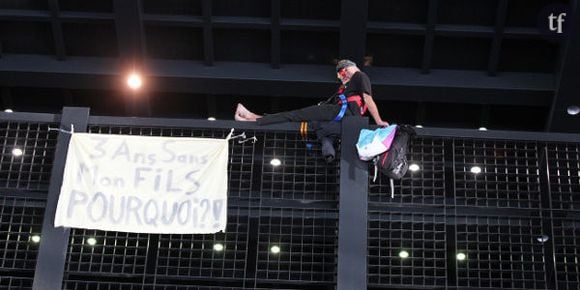 Après la grue, le père en colère monte sur la grille du Palais de justice de Nantes