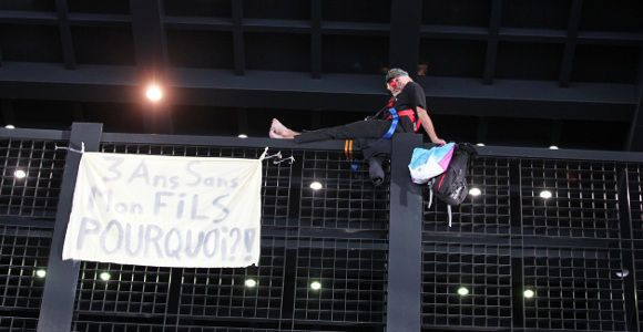 Après la grue, le père en colère monte sur la grille du Palais de justice de Nantes