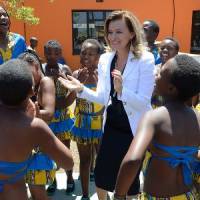 Valérie Trierweiler danse en Afrique lors d'une visite à Johannesburg - vidéo