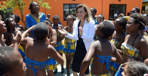 Valérie Trierweiler danse en Afrique lors d'une visite à Johannesburg - vidéo