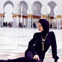 Rihanna : elle pose voilée devant une mosquée à Abu Dhabi 