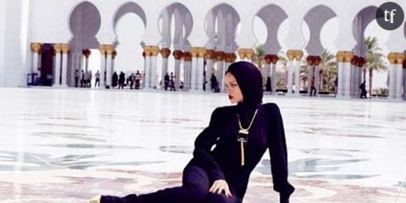 Rihanna : elle pose voilée devant une mosquée à Abu Dhabi