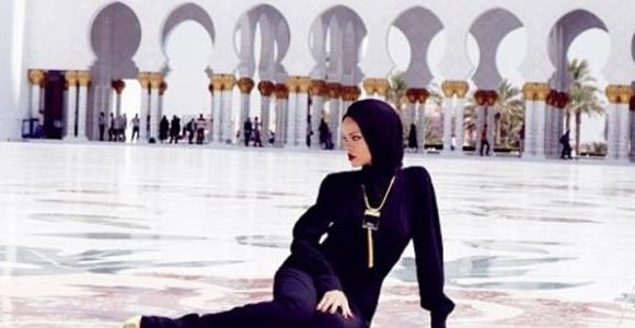 Rihanna : elle pose voilée devant une mosquée à Abu Dhabi 
