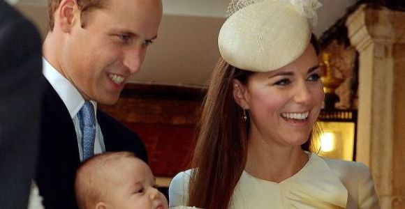 Baptême du prince George : les photos du bébé avec Kate et William