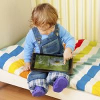 Un tiers des bébés utilise une tablette avant de savoir parler : faut-il s'en inquiéter ?