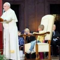 Pape François : un enfant s'assoit dans son fauteuil pendant un discours – vidéo