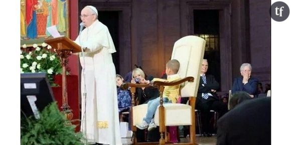 Pape François : un enfant s'assoit dans son fauteuil pendant un discours – vidéo