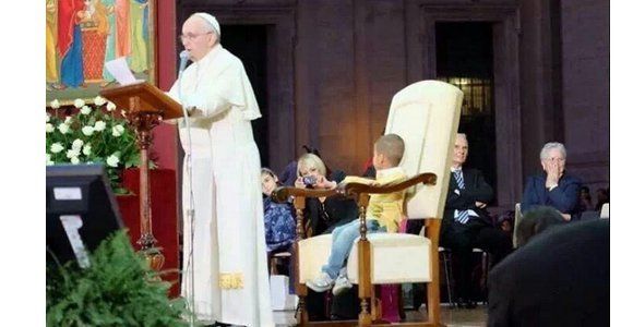 Pape François : un enfant s'assoit dans son fauteuil pendant un discours – vidéo